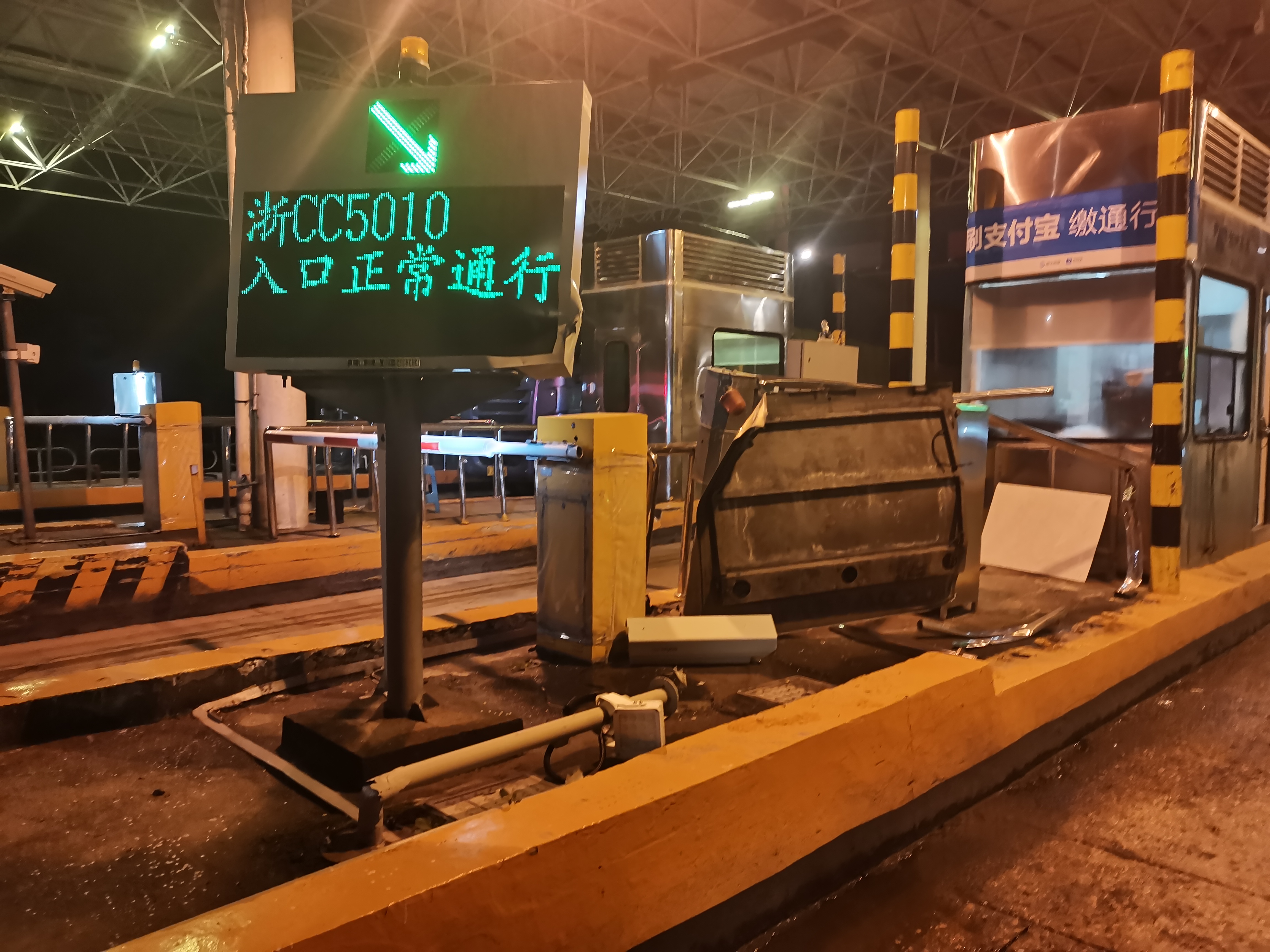 1629097385772368.jpg 設備被撞現場.jpg