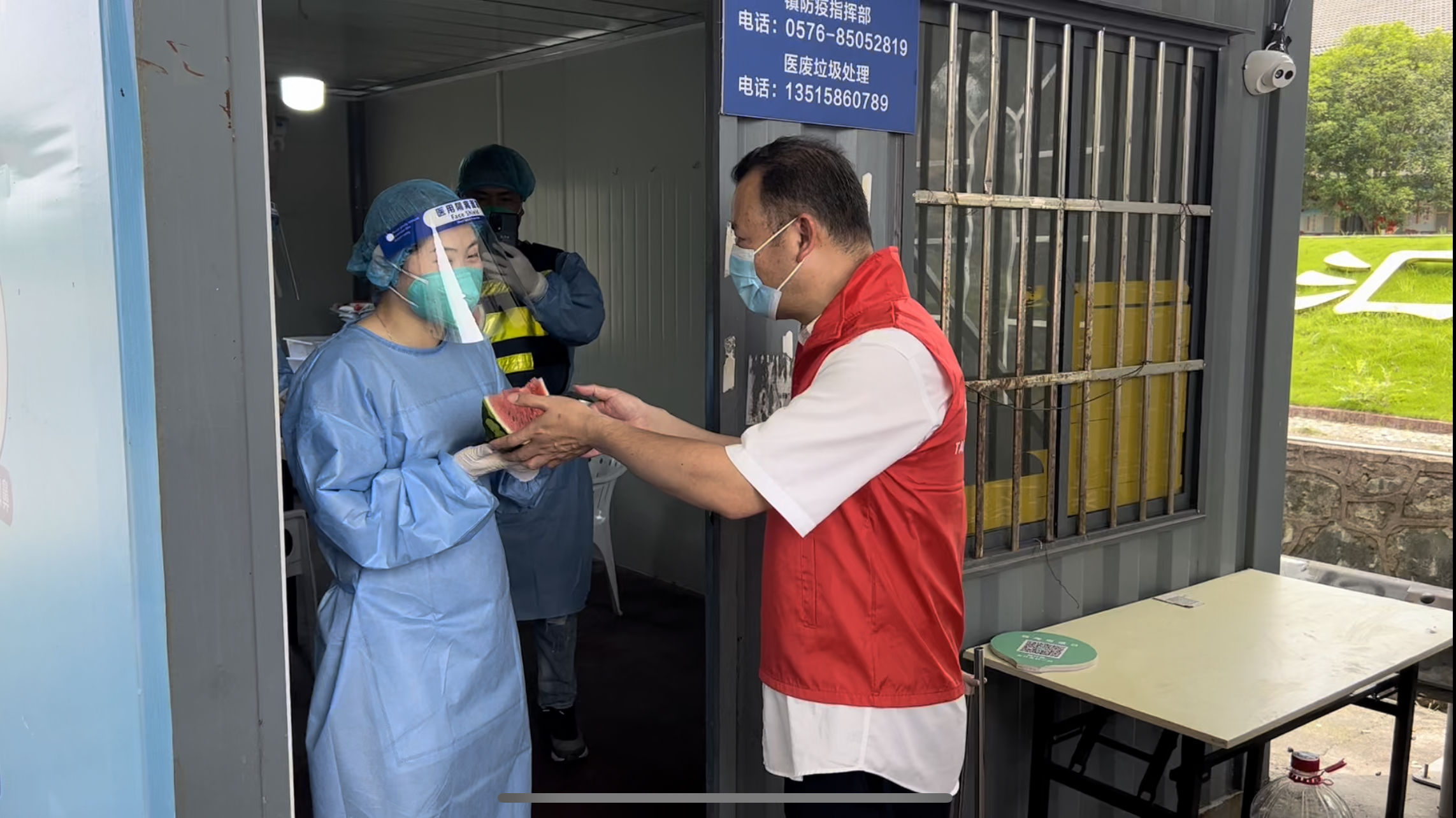 1654849288140585.jpg 應錦清送西瓜給防疫人員徐蘇蘇攝.jpg
